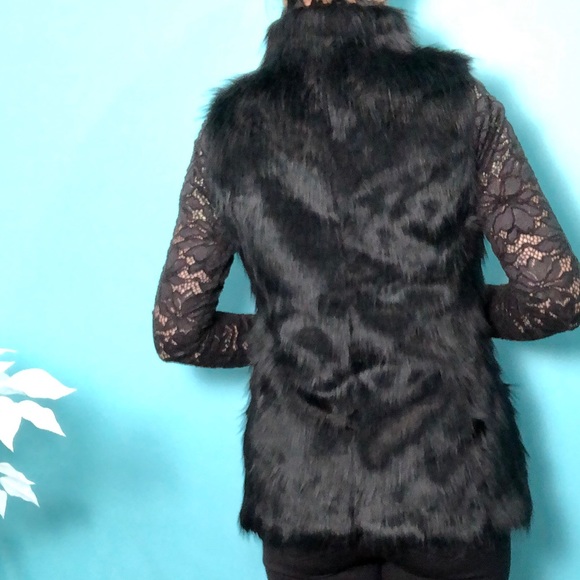 ⭐️NEW⭐️White House Black Market (WHBM) Black Faux Fur Vest - Picture 3 of 10